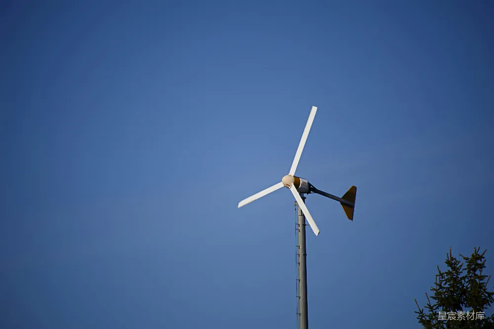 风 Turbine 在蓝色的天空中旋转。
