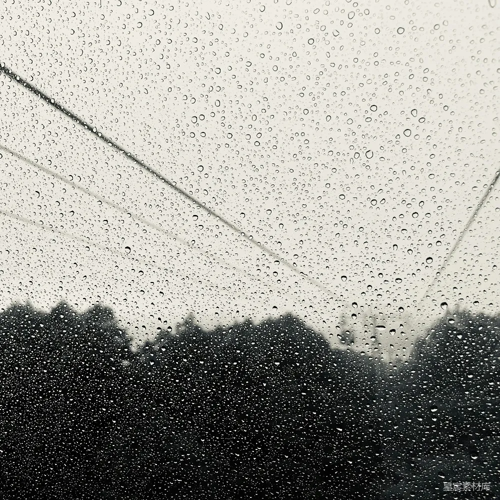 高清摄影 窗外蒙着雨水的窗户，背景是电线。