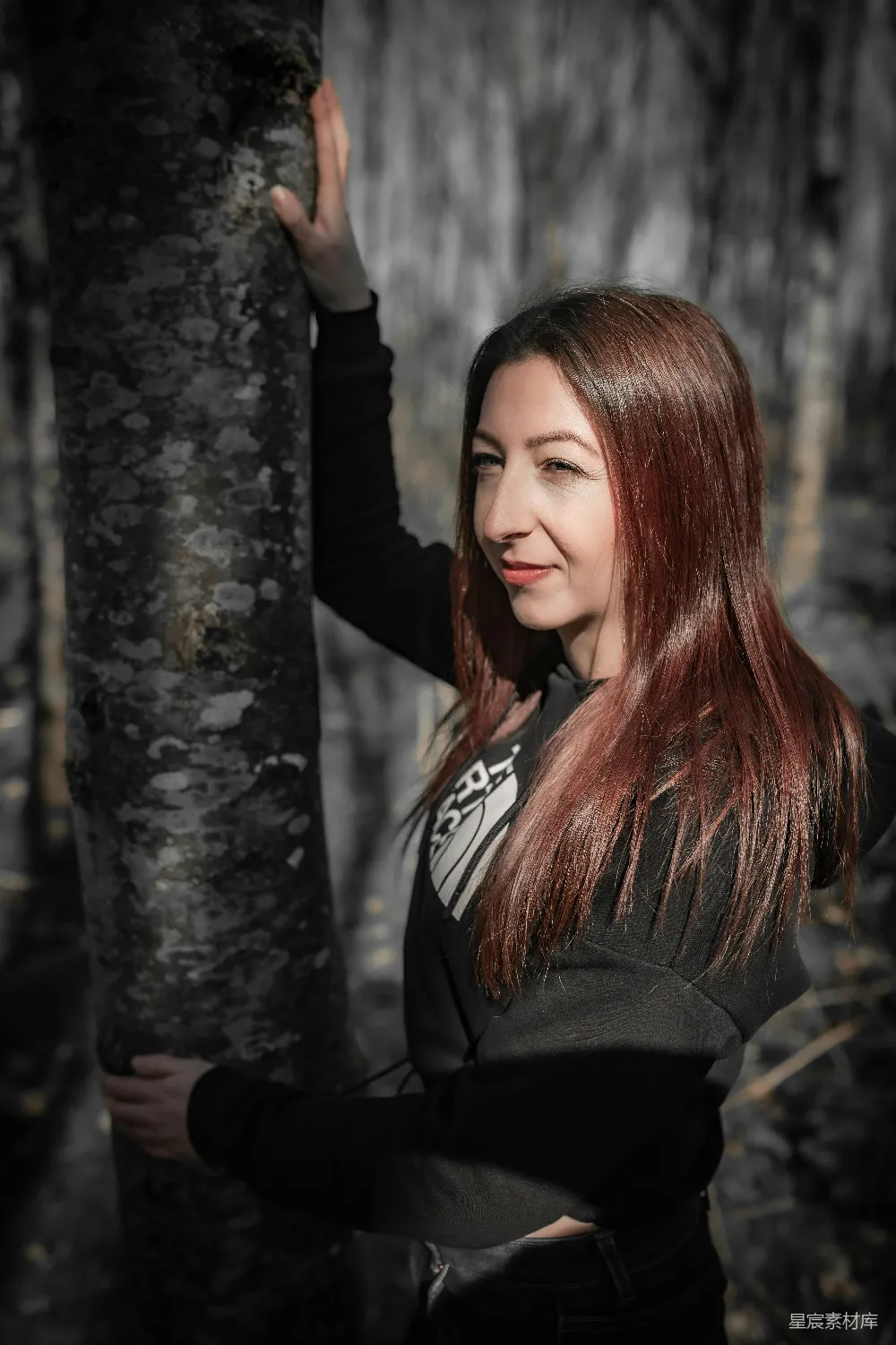 高清摄影  一个女人站在森林里一棵树旁边