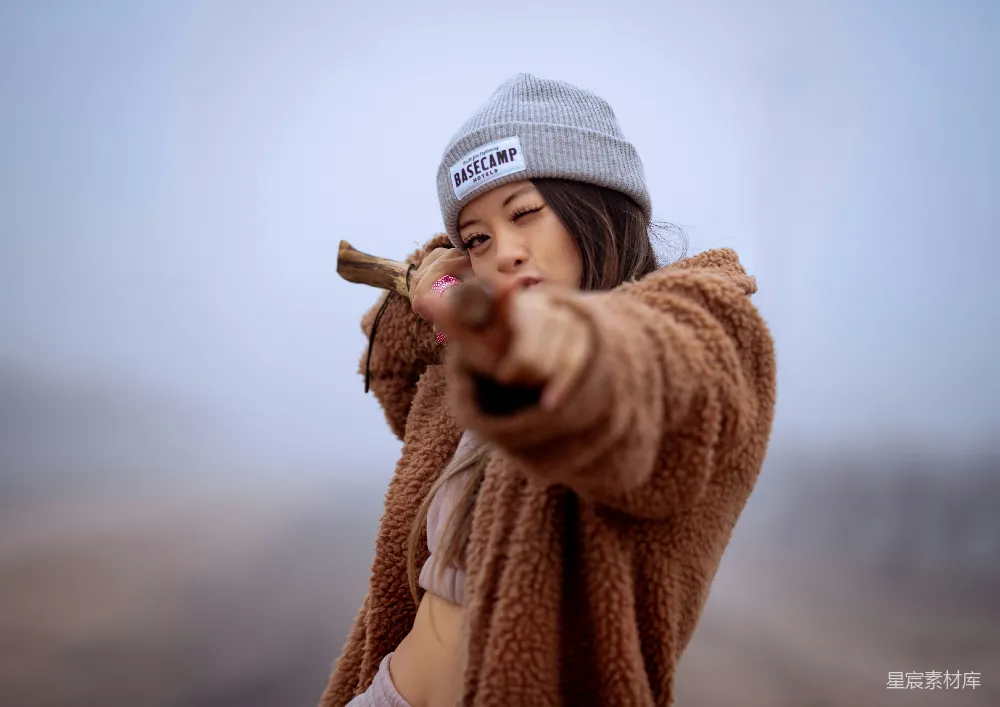 一个女人戴着帽子正在拿着棒球 Bat