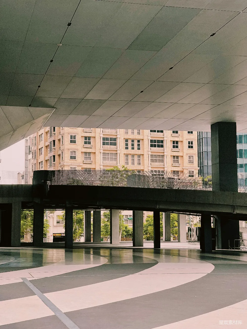 大型建筑物中一座空旷的停车场