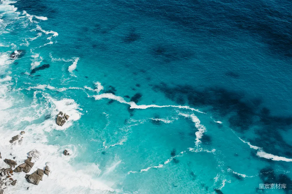 高清摄影 自然 海边的 aerial 视角，石头在画面中