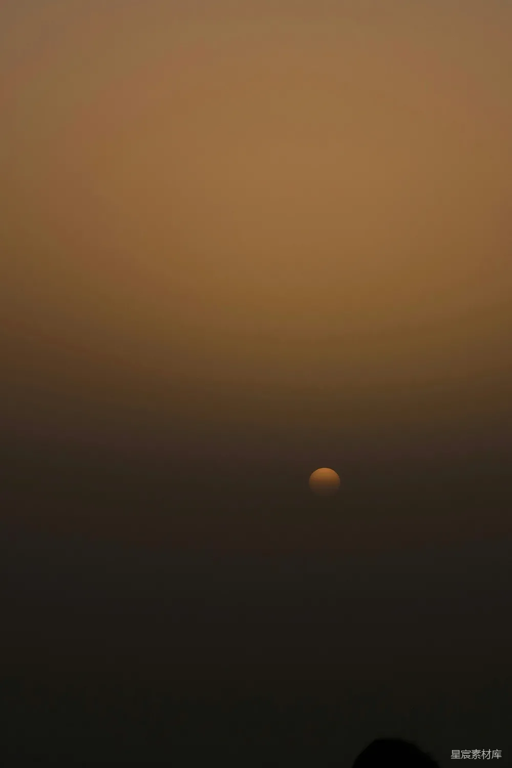 天边的水面落下夕阳。