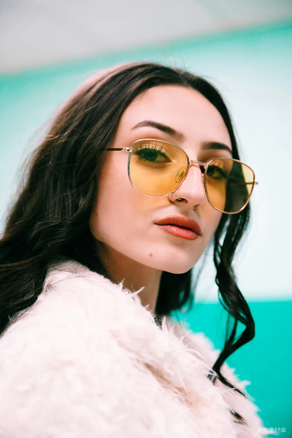 白毛大衣的女人戴着金边飞行员眼镜