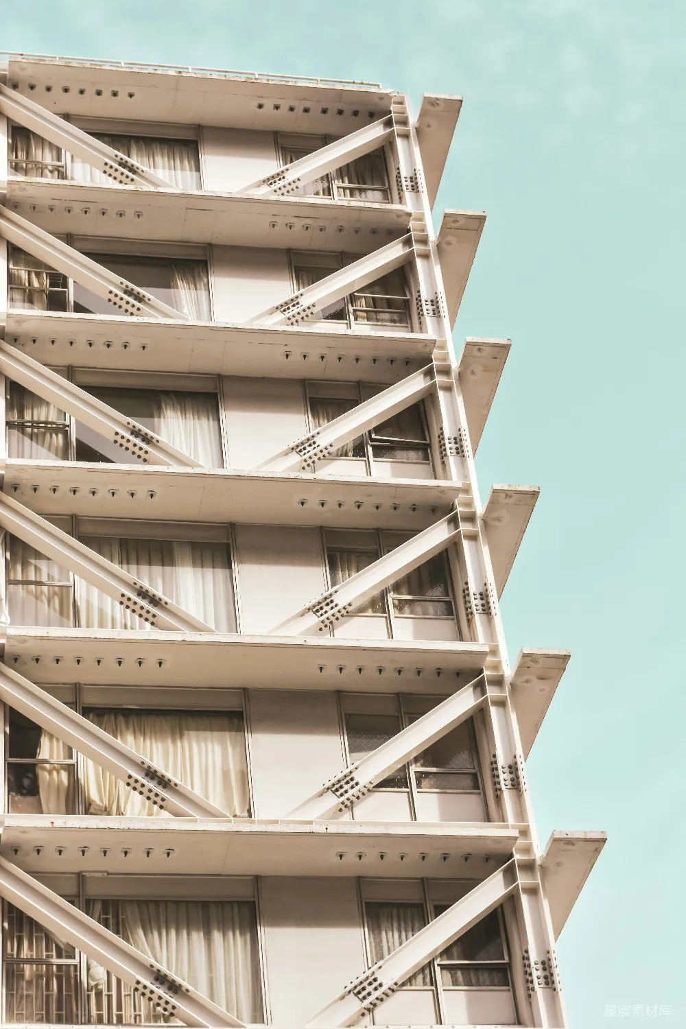 现代建筑外部钢结构支撑以抵御天空