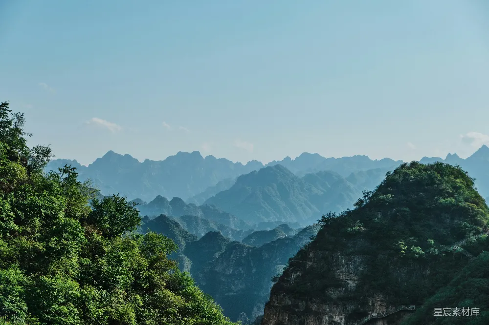 山中白天绿树