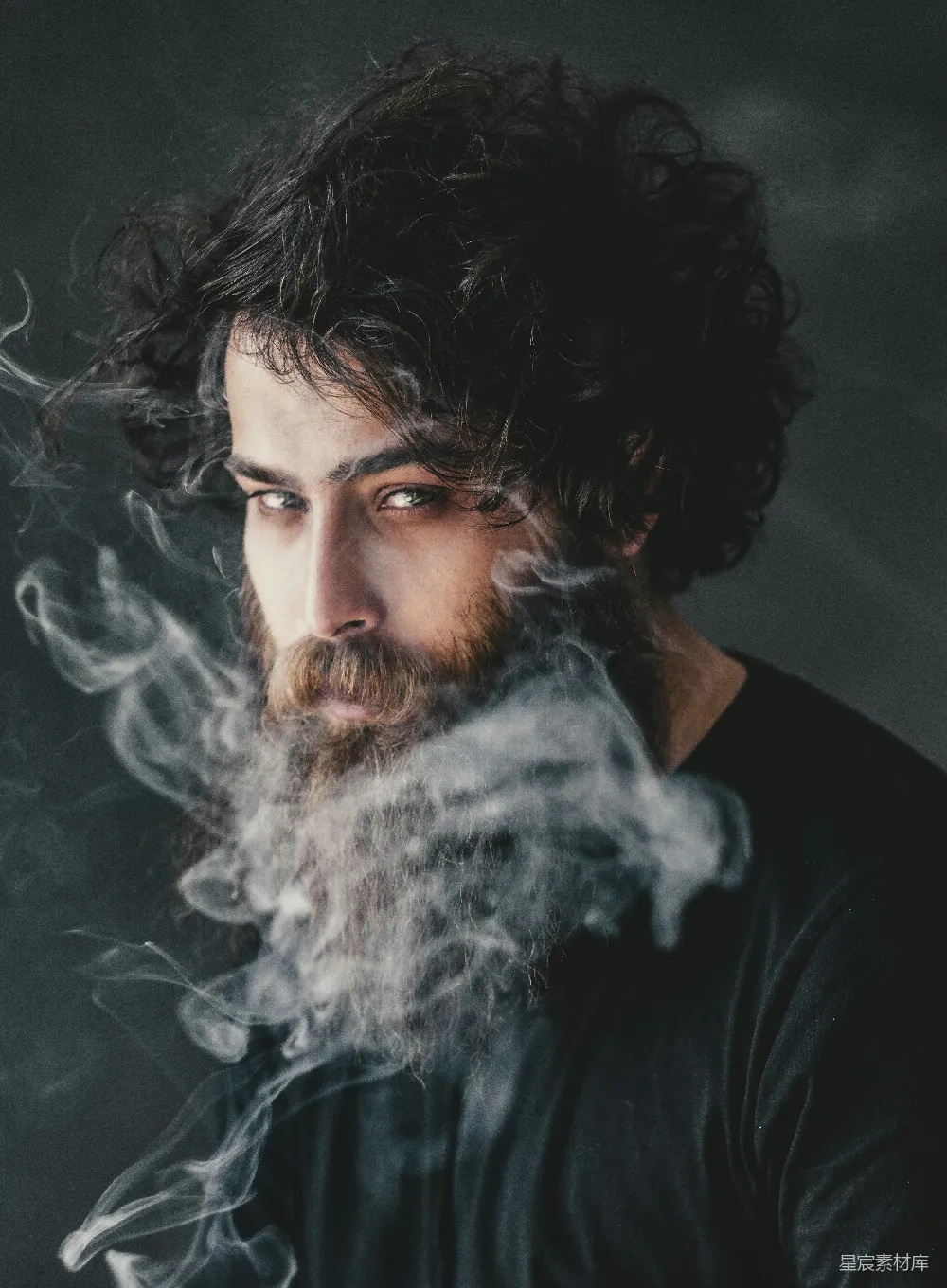 黑色上衣的男人脸上有白色粉末