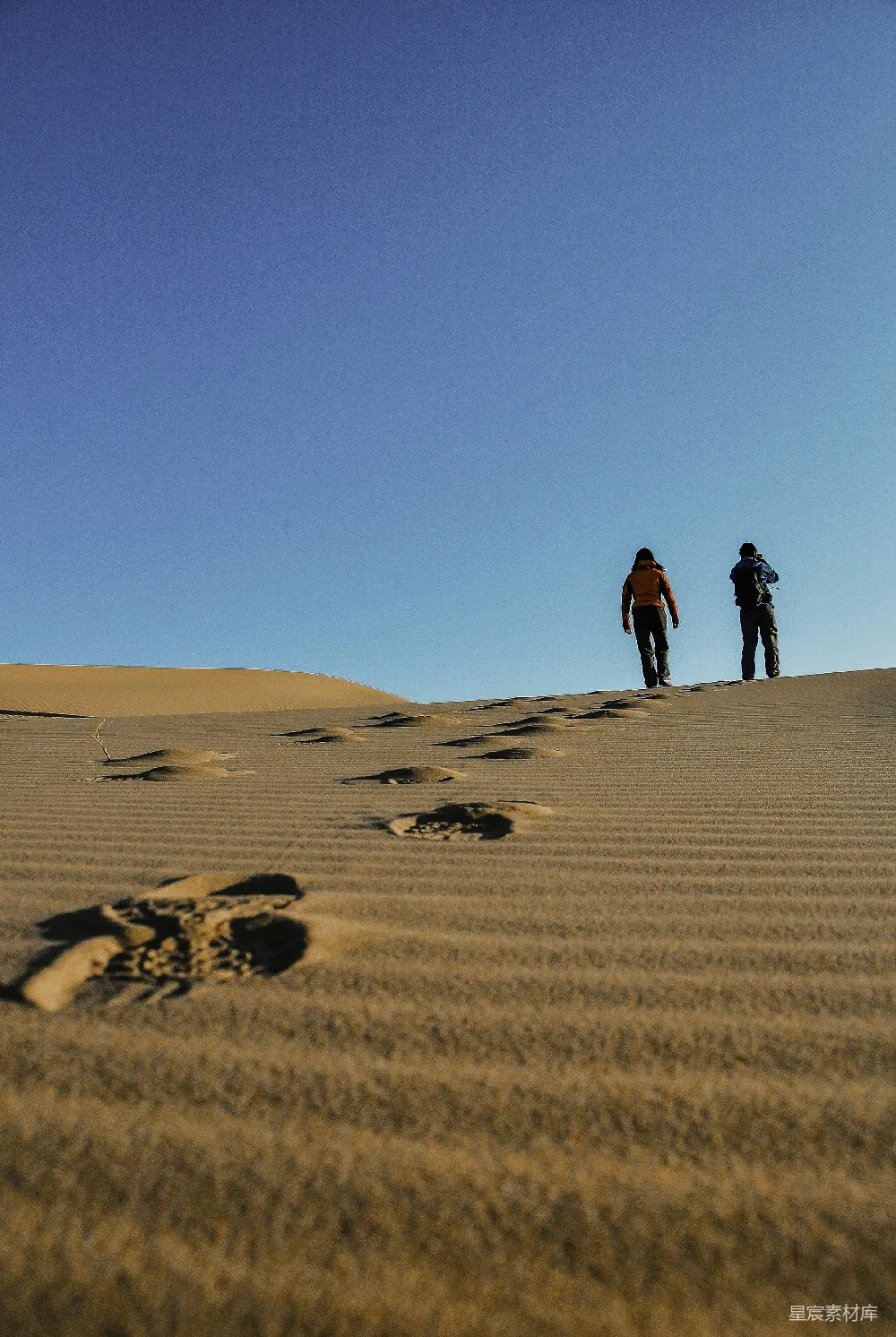 红衣人在白天走在沙滩上