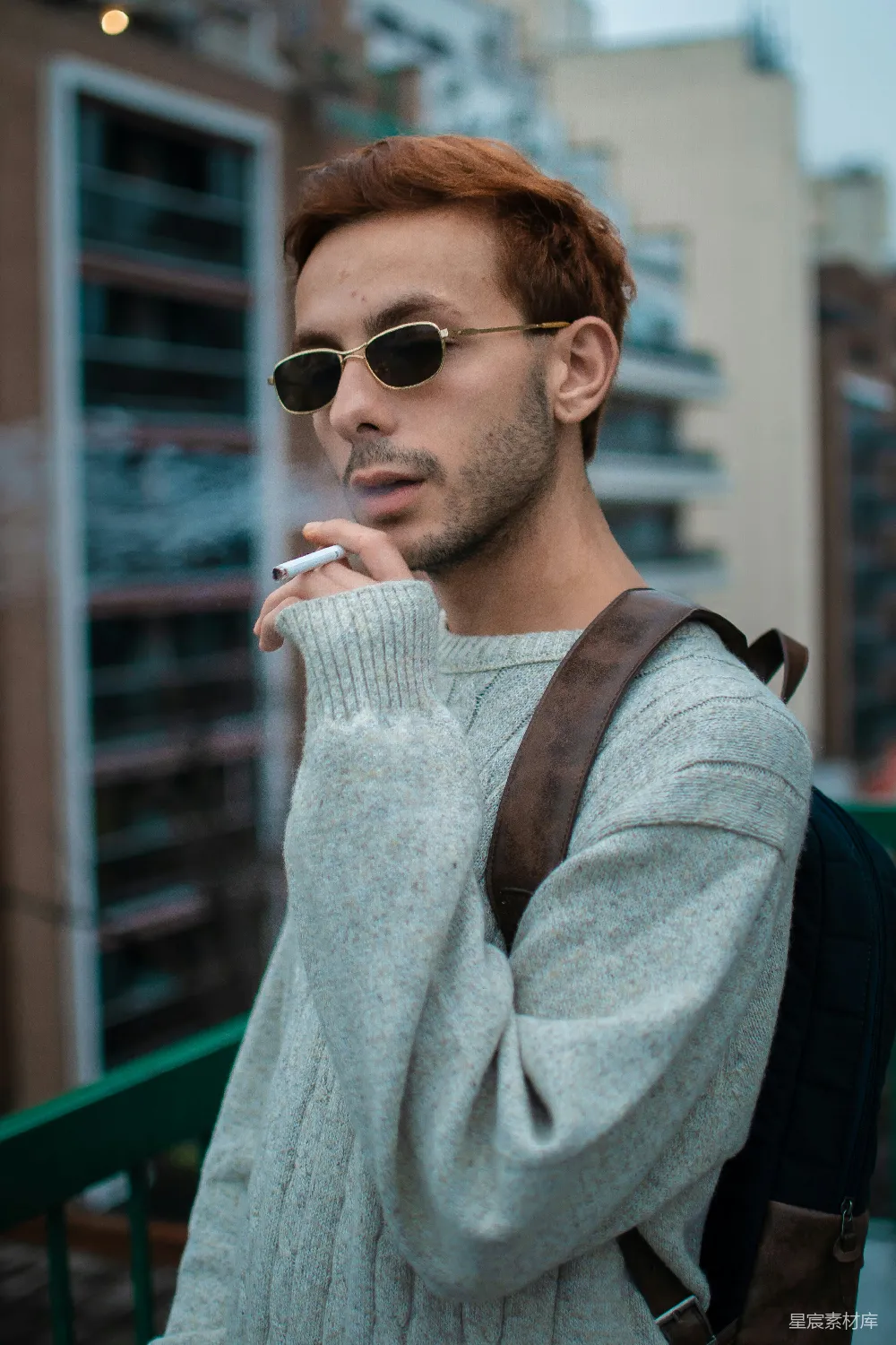 阳台上的一个男人正在抽烟。