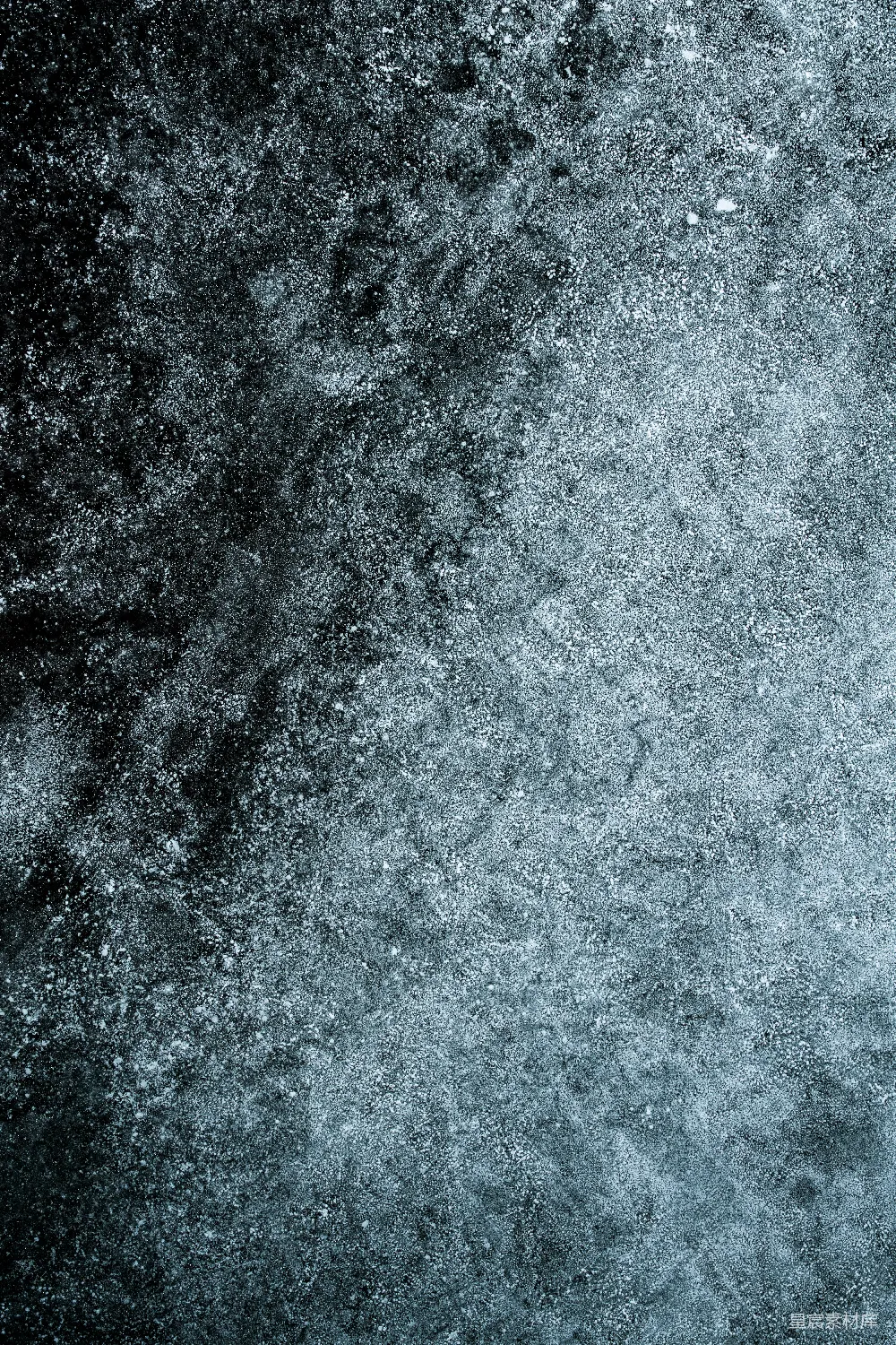 高清摄影  一张黑白照片，地面上覆盖着雪。