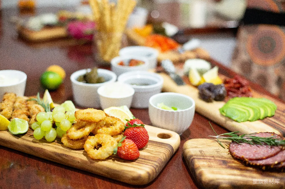 油炸食品放在棕色木制砧板上