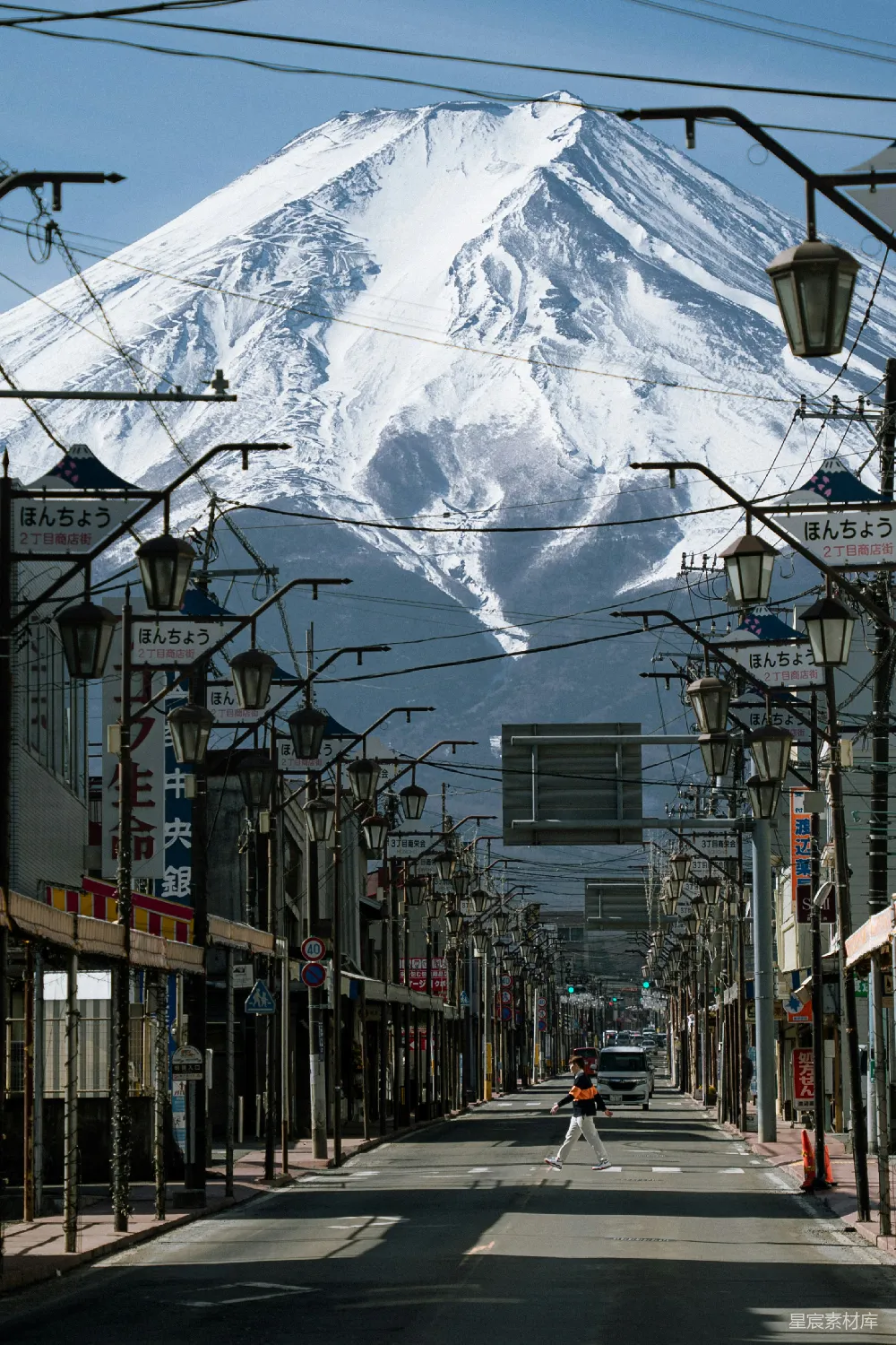 城市街道背景是座山峰