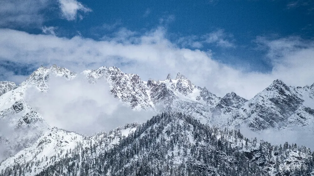 雪覆盖的山峦山脉