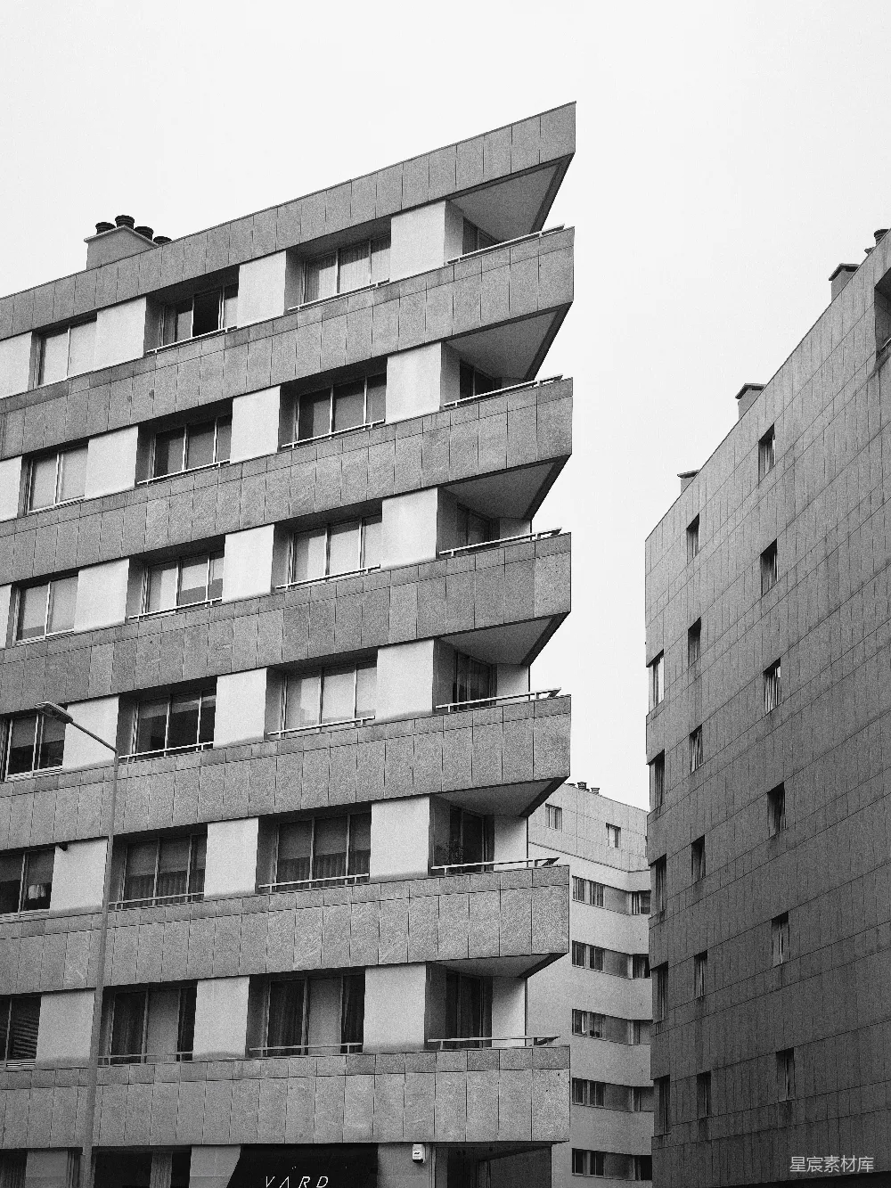 黑白风格的 Angular 具体公寓建筑。