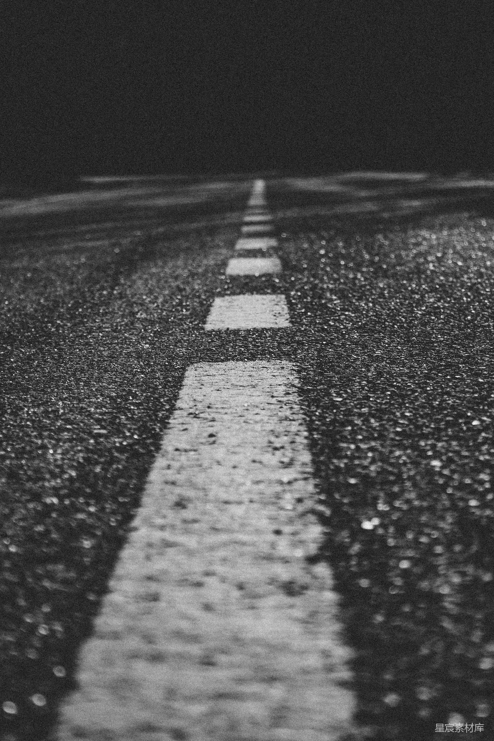 高清摄影  黑白照片中的空旷道路