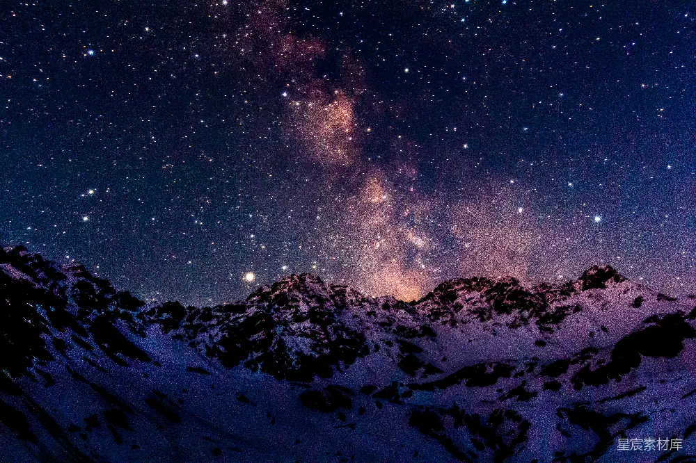 星夜下的雪山覆雪