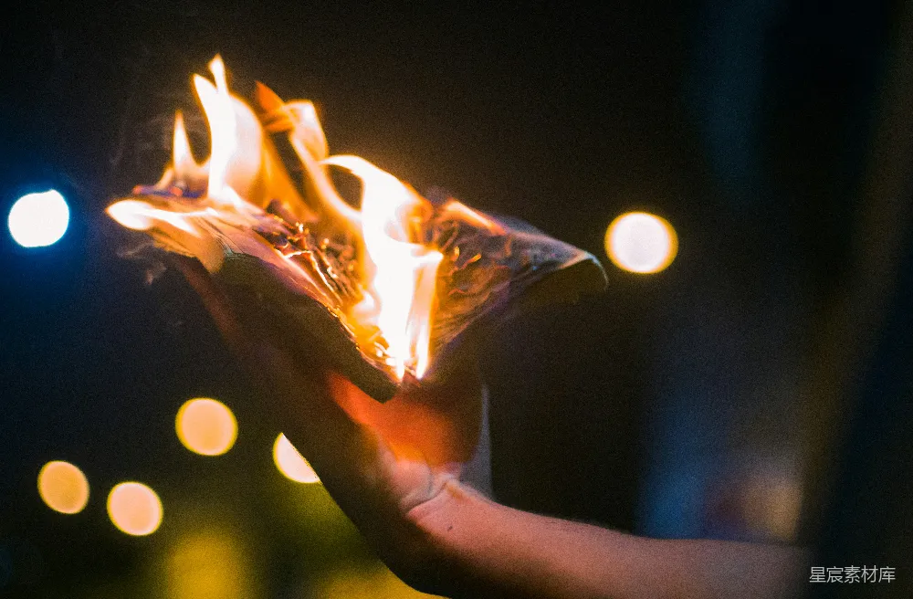 夜间有人手持火种