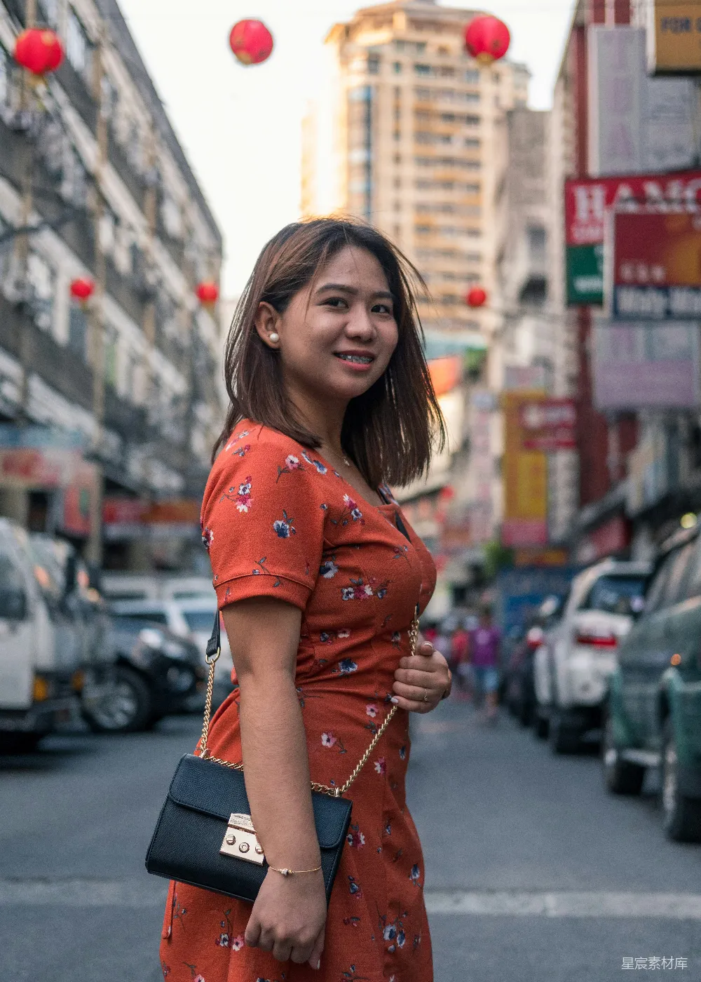 女性站在道路旁，在选择性聚焦的摄影作品中