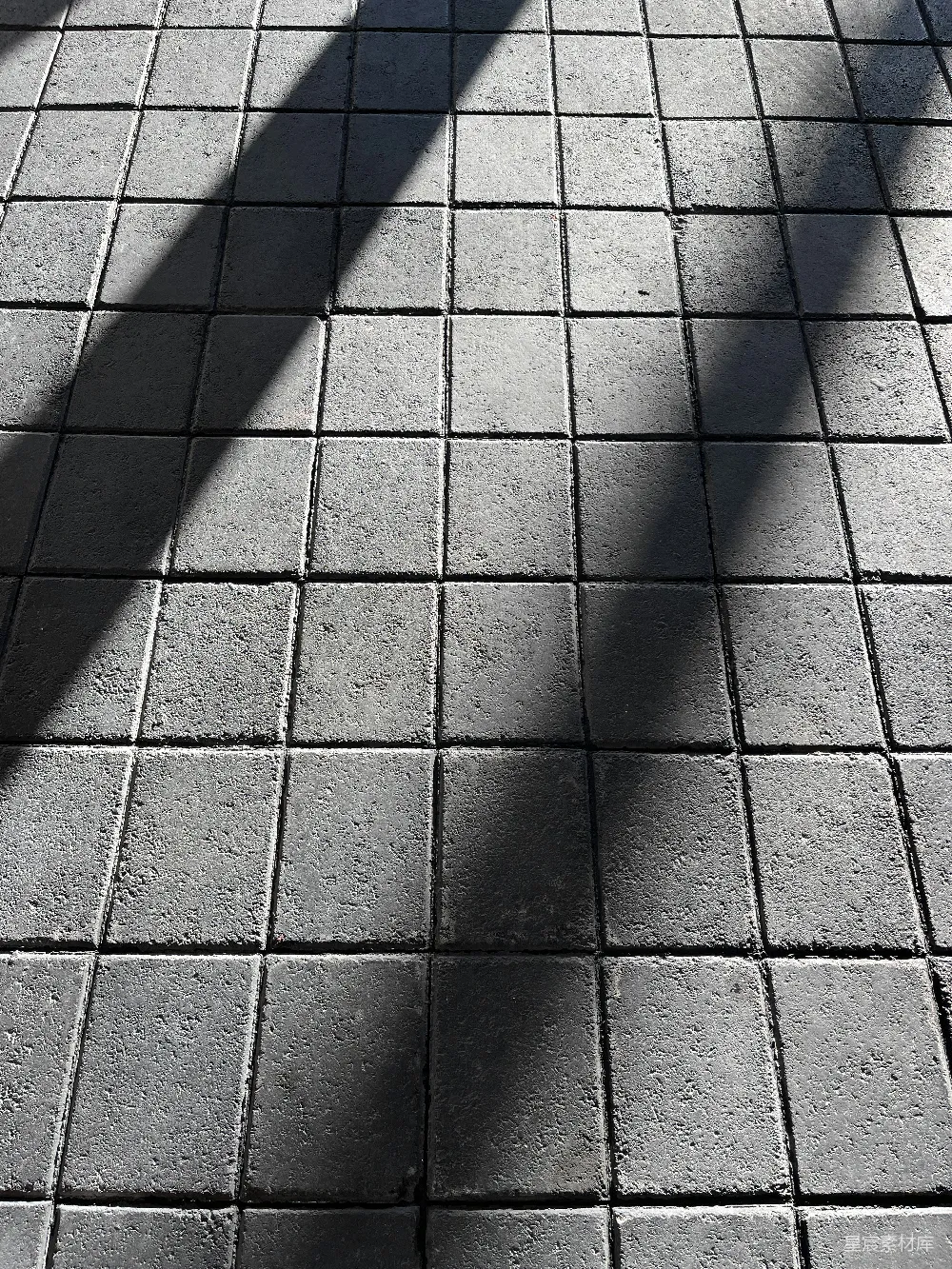 高清摄影  一个行走在人行道上的人影