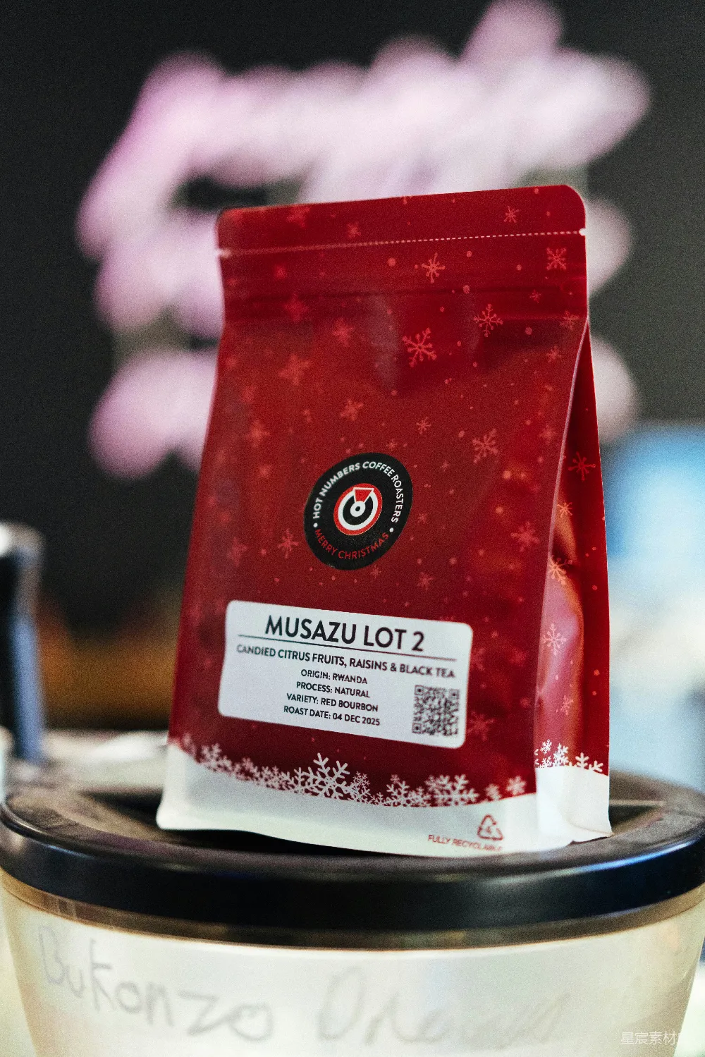 红色装袋的第二罐抹茶