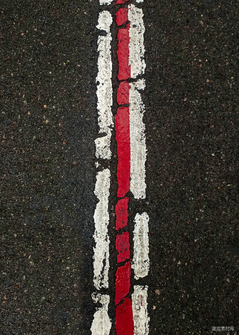 高清摄影  路边涂有停车标志的路标