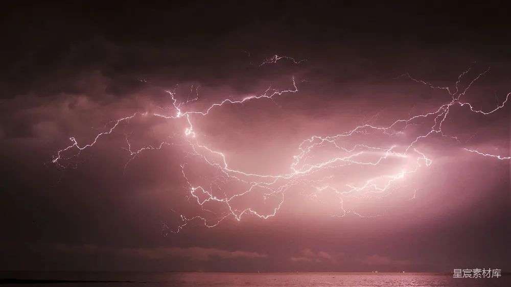 几道雷击在水体上空