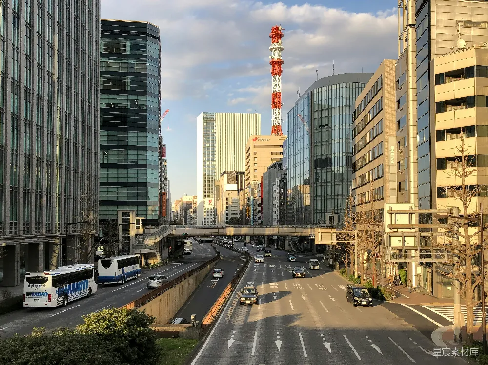 城市中的高速公路照片