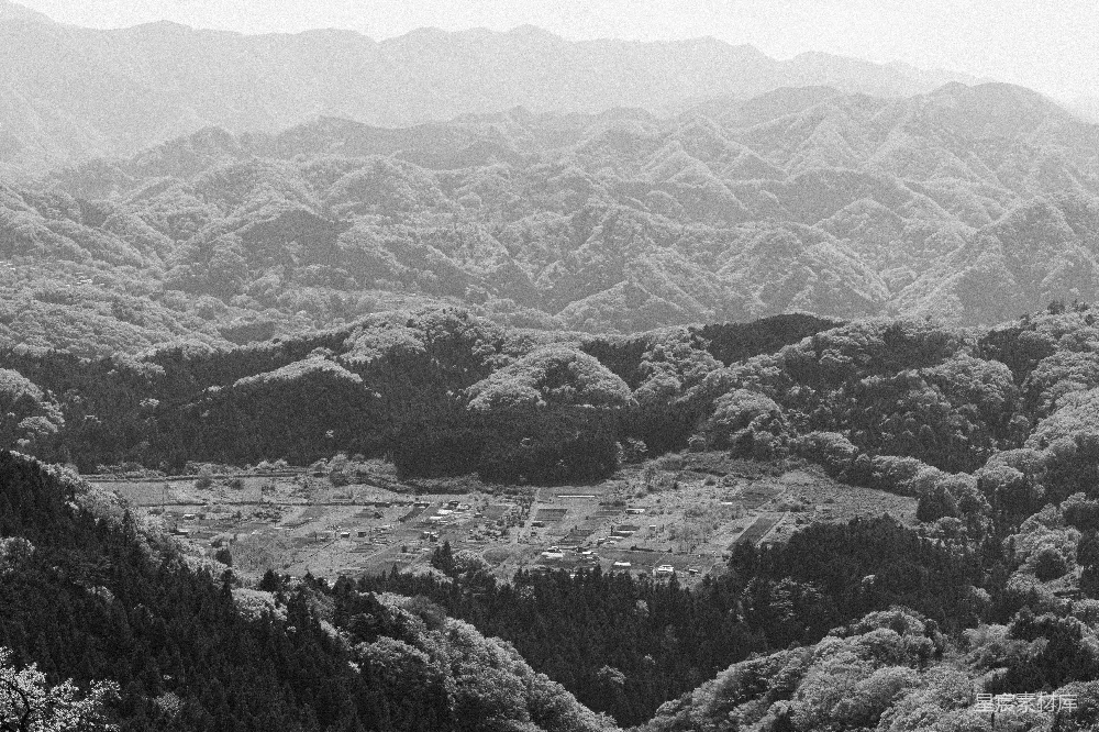 一张黑白照片中的山峦景象