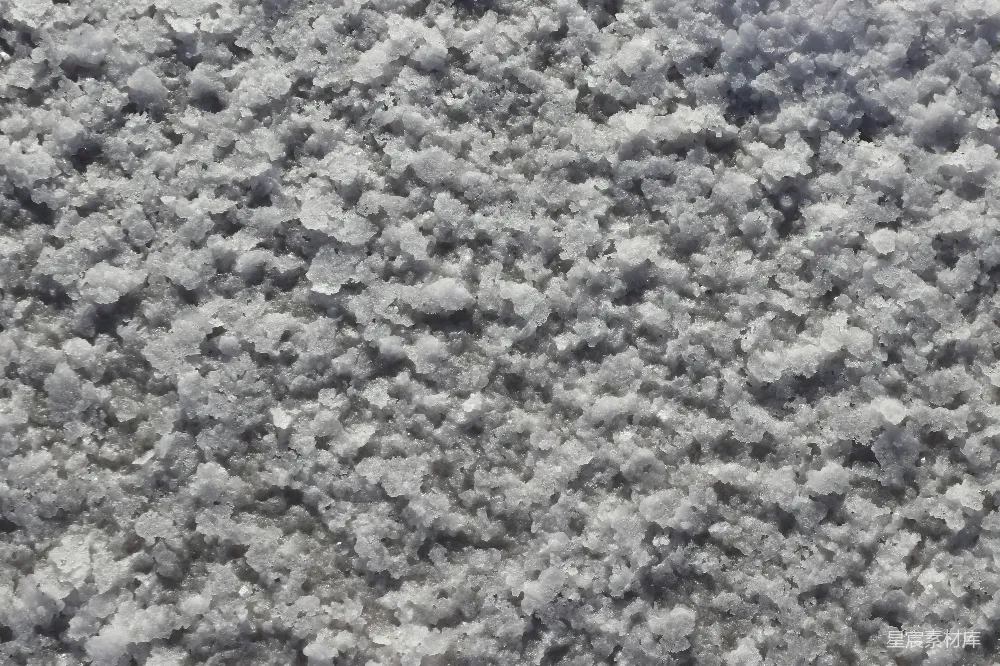 高清摄影  一张黑白照片，地上覆盖着雪。