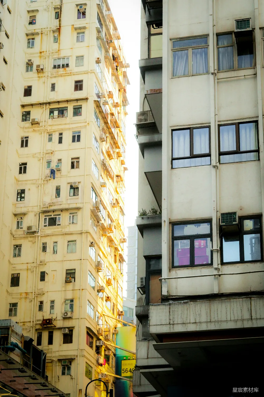 高清摄影  一座高大的白色建筑紧邻着另一座高大的白色建筑。