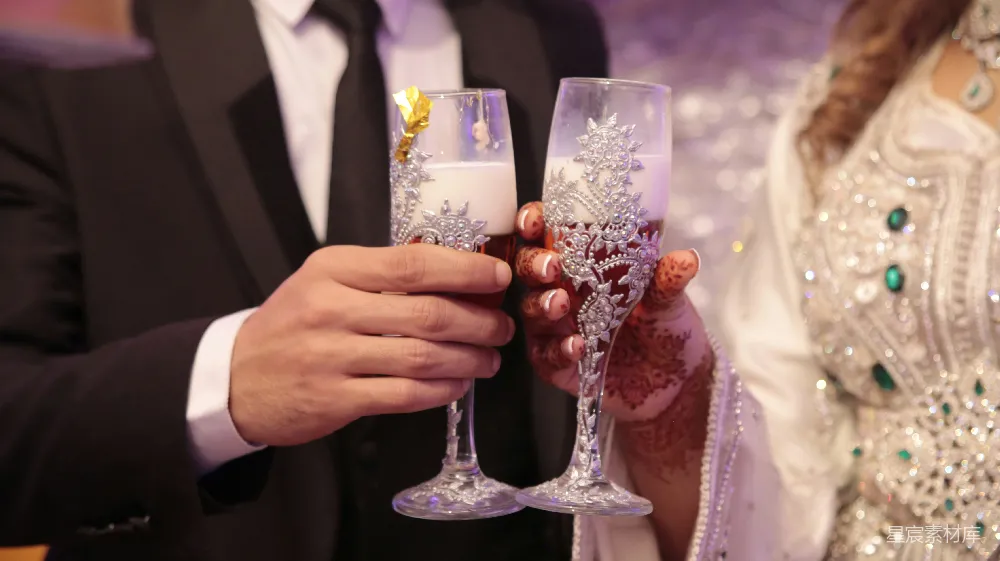 一个男人和一个女人拿着香槟高脚杯