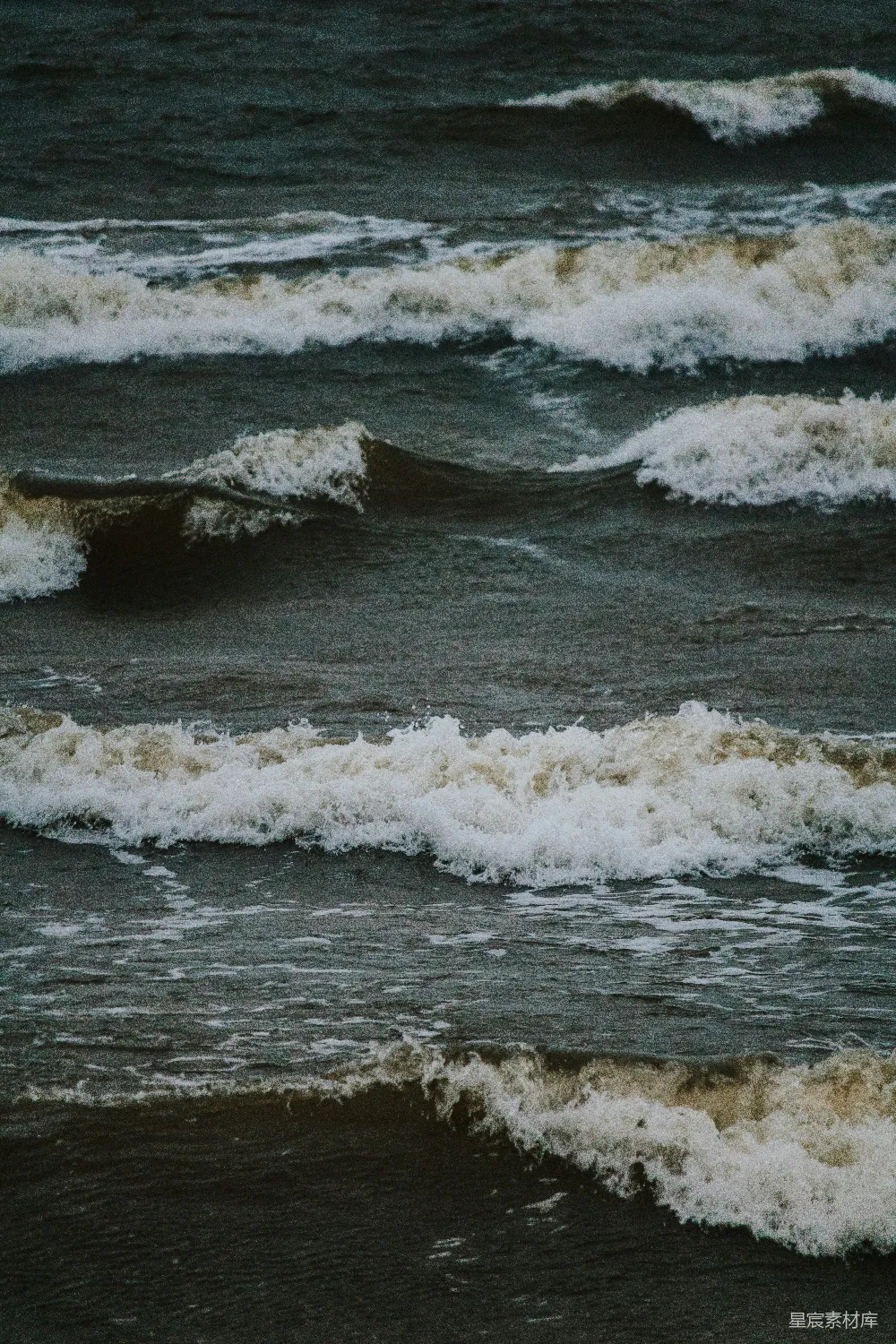 海浪在白天拍打海岸