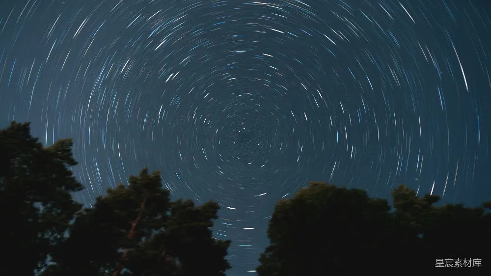 夜空中可以看到星轨。