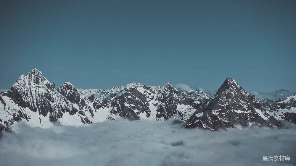 白灰色山的风景摄影