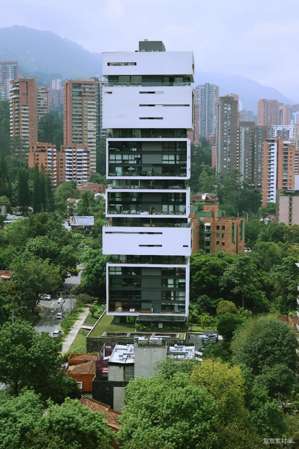 一座高耸的白色建筑矗立在森林中间。