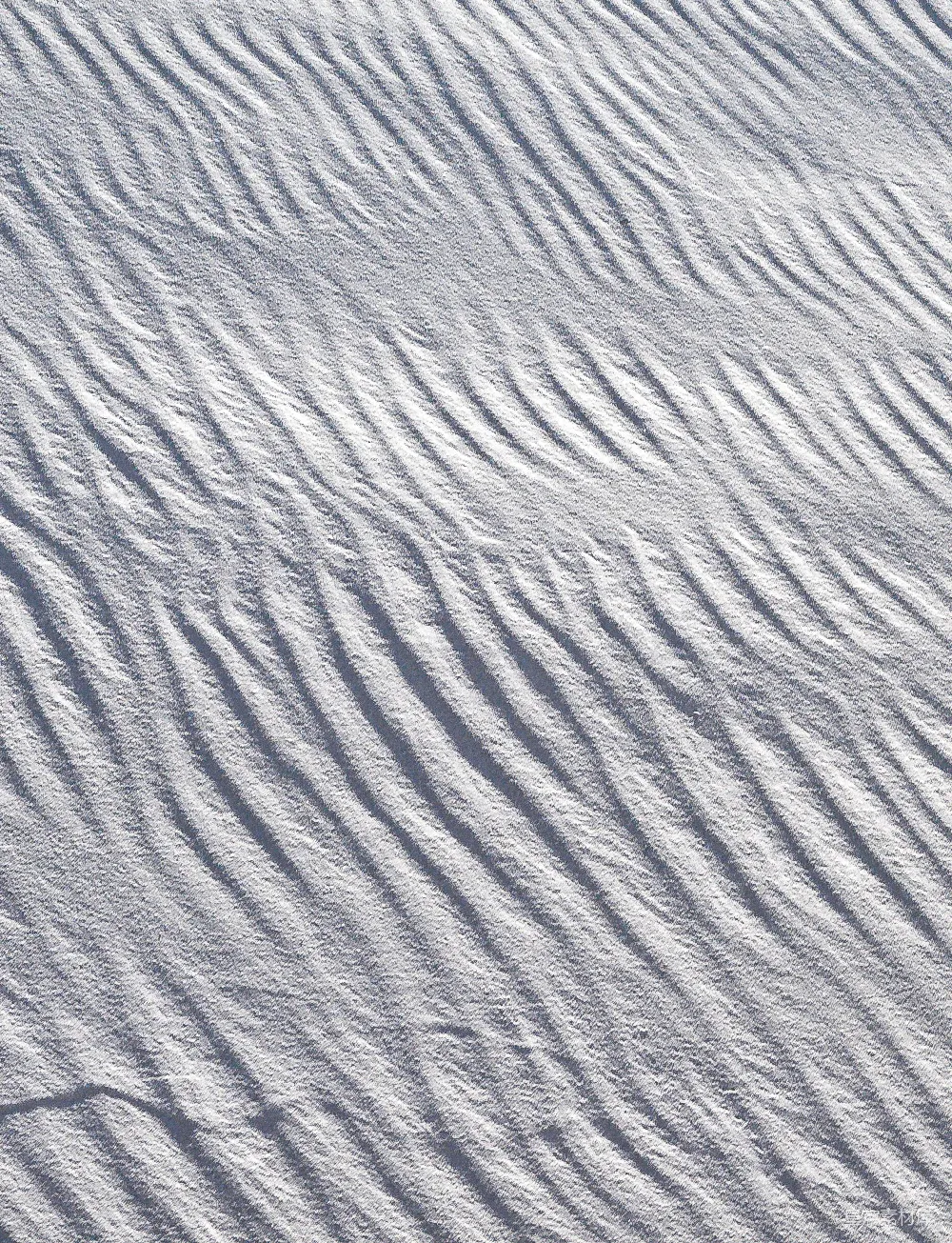 高清摄影 实验性 自然 一个正在雪覆盖的斜坡上滑雪的人