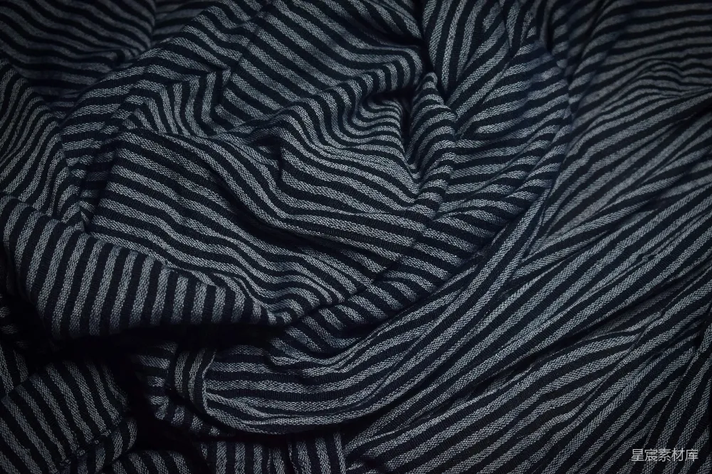 高清摄影  黑色的织物上有细窄的黑色和灰色条纹