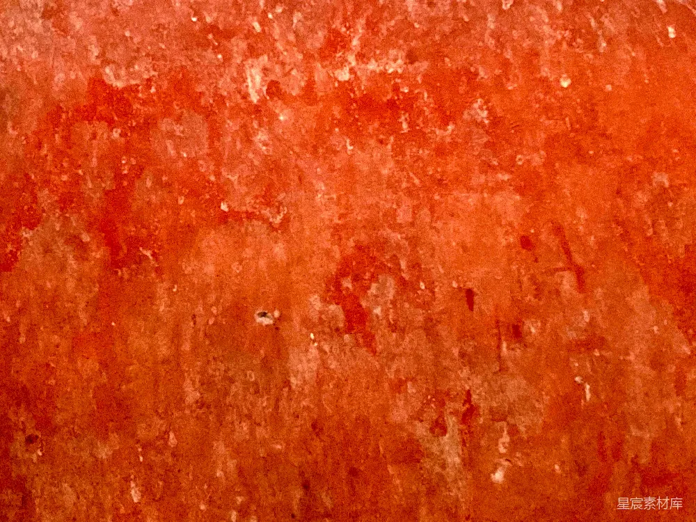 高清摄影  一幅红色的墙壁的特写，墙上挂着一个钟表。