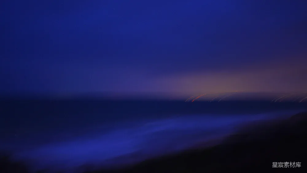 夜晚海滩的一张模糊照片