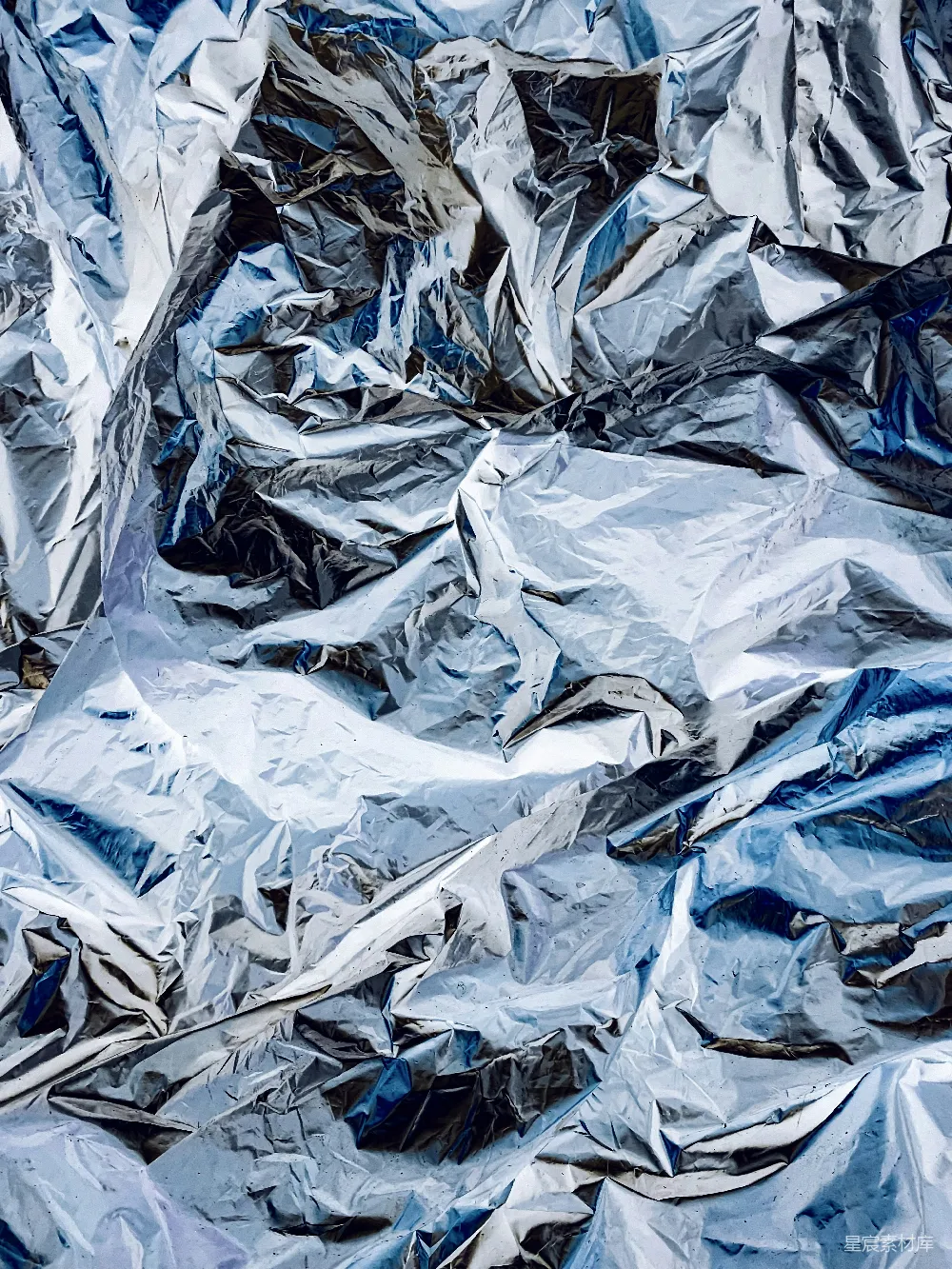 高清摄影 实验性 壁纸 一张铝箔纸堆放在桌子上。