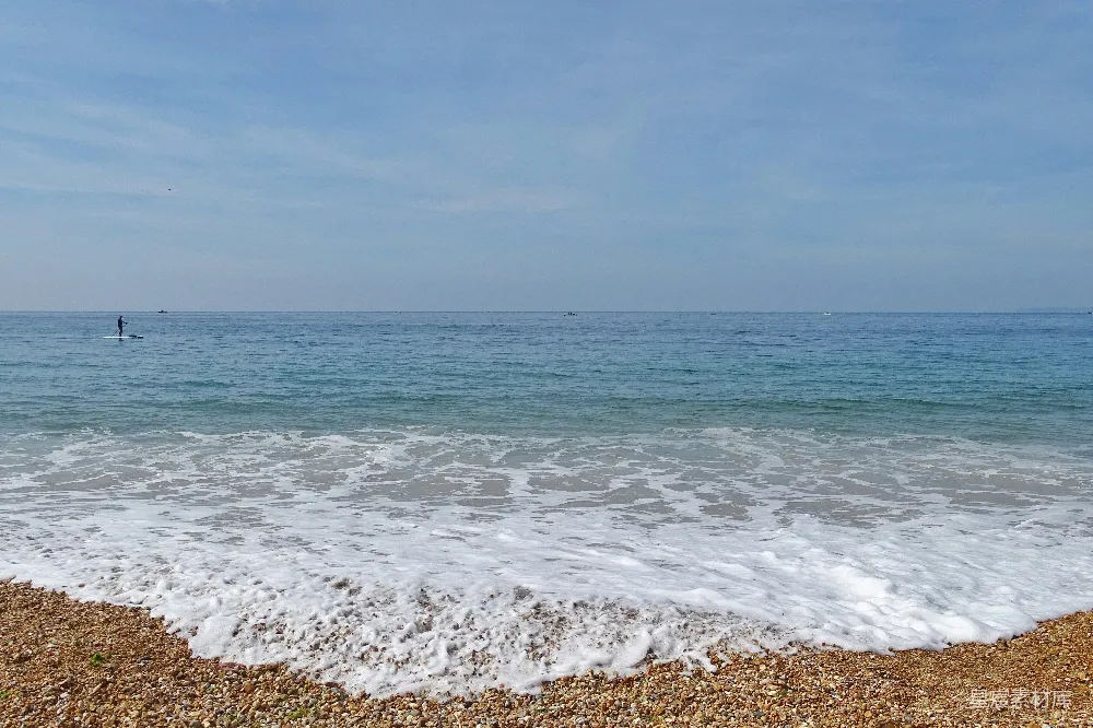 海边海滩上俯瞰的大海景色