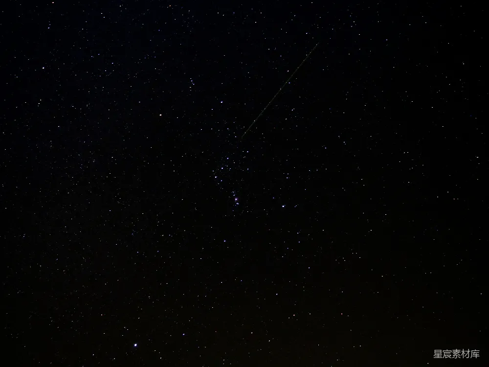 夜空中有星星，远处有一架飞机。