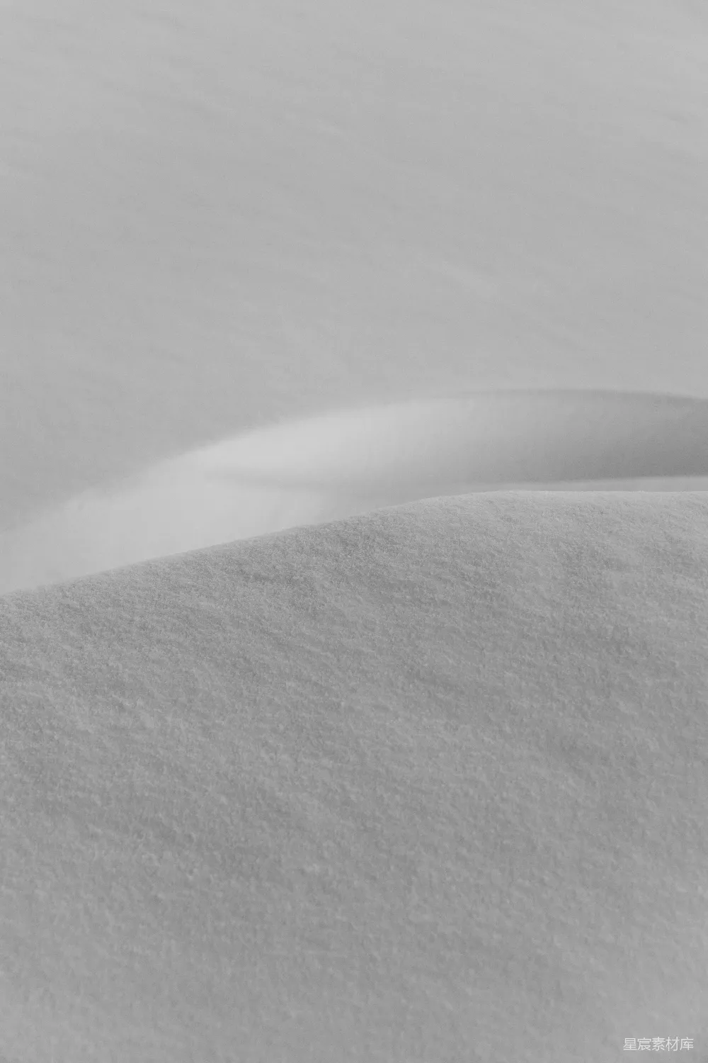 高清摄影  一张黑白照片，山丘上覆盖着积雪。