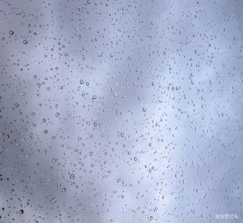 窗外乌云密布，窗户上滴落雨水。