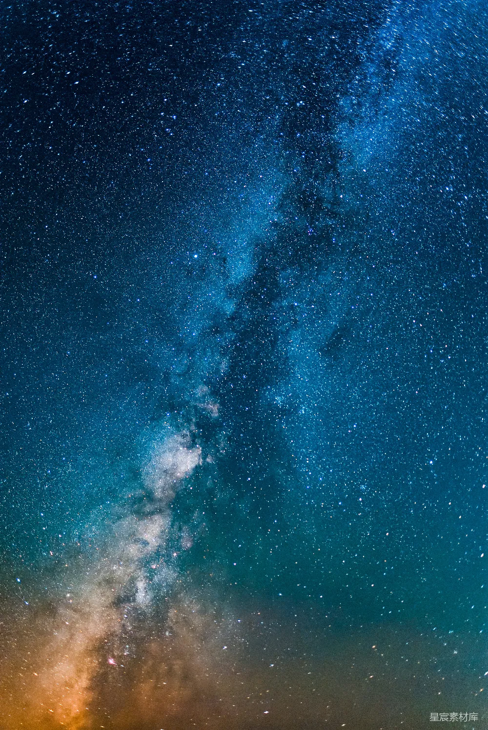 银河在夜空中的繁星间延伸。