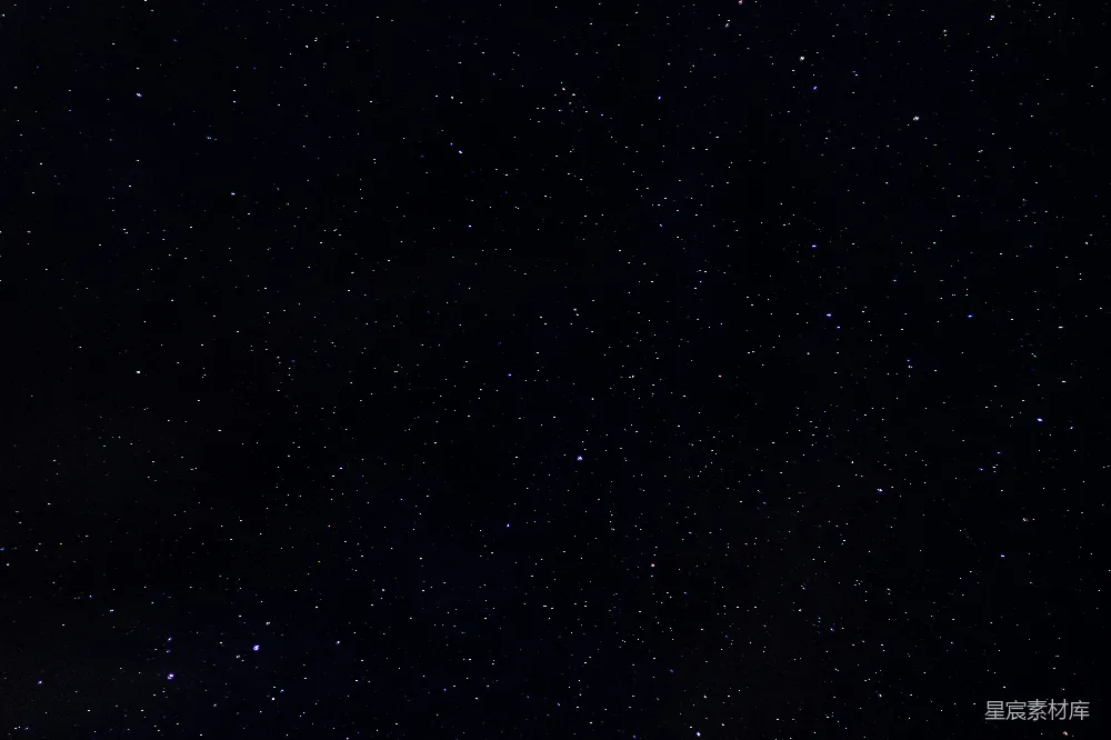 夜空中的星星和前景中的一架飞机