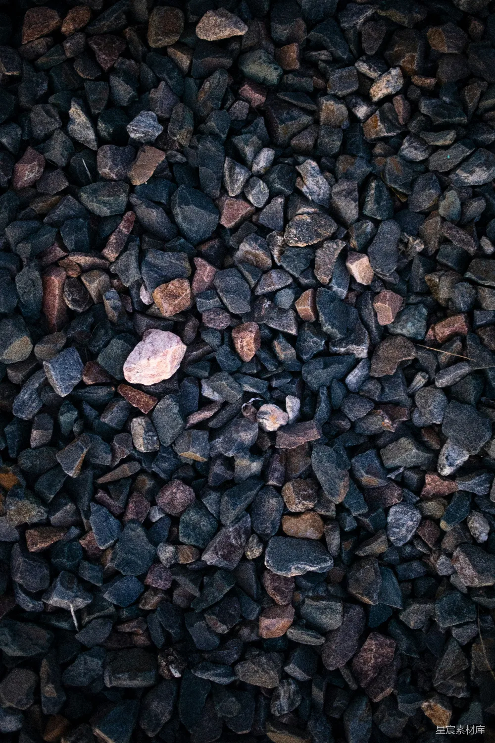高清摄影  一堆躺在地上的岩石