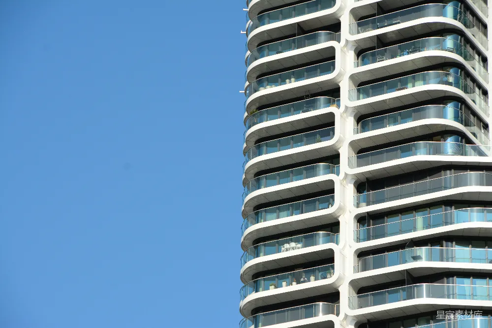 一座带有阳台的高大白色建筑