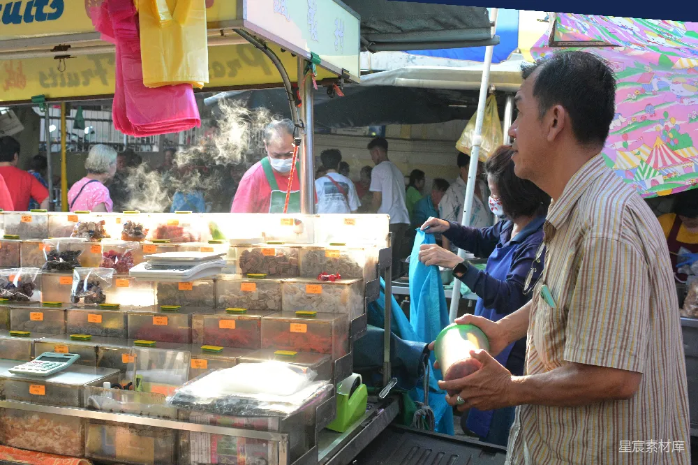人们在热闹的食品市场购物。