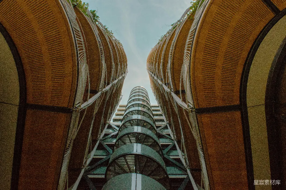 一座有很多窗户的高大建筑物